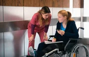 Die gutmütige Senja Pausch (Jochanah Mahnke, r.) unterstützt Assistenzärztin Viktoria Stadler (Isabelle Krieger, l.) bei einem geheimen Plan.