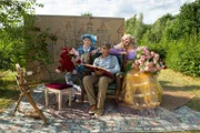 Endlich! Die Märchen-Aufführung kann beginnen: Prinz Heinz Kluthe (Holger Handtke), Erzähler Fritz Fuchs (Guido Hammesfahr) und Dornröschen David Paschulke (Daniel Zillmann) warten, umgeben von dichten Hecken, auf ihr Publikum.