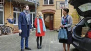 Max (August Wittgenstein) und Jenny (Birte Hanusrichter, M.) treffen auf Nachbarin Ehlers (Svenja Beneke) und die Gerüchteküche wird sofort angeheizt.