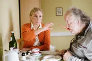 Maren Kroymann und Jean-Paul Barde in der fünften Folge der Sketch-Comedy-Reihe „Kroymann“.