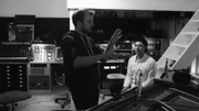 Jonas zu Hause bei Komponist Nils Frahm (links): Minimalismus am Flügel.
