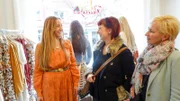 V.l.: Verkäuferin, Kandidatin Sarah und Shoppingbegleitung Martina
