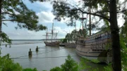 Im April 1584 erreichten englische Seefahrer das Gebiet um Roanoke Island. Nur ein Jahr später landeten die ersten Siedler in dem später als "Lost Colony" berühmt gewordenen Roanoke. Sie kamen mit Schiffen, sehr ähnlich diesen Nachbauten.