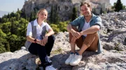 Tobi und Archäologin Franzi sitzen unter der Arkopolis in Athen. Franzi erklärt Tobi, wozu die Akropolis gebaut wurde.