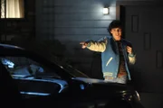 Der arme Axl (Charlie McDermott) wird für seine Gewohnheit, seine stinkenden Socken in der Gegend rumliegen zu lassen, bitter bestraft ...