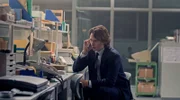 Jake (Ansel Elgort) recherchiert weiter.