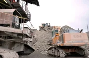 Beim Abbau des Kalkmergel in der Grube von Höver kommen schwere Maschinen zum Einsatz: Kettenraupen, Bagger und der mobile Brecher.