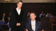 Staatsanwältin Charlotte Glaser (Britta Schmeling) und Kokain-Dealer Avery (Peter Gavajda) im Gerichtssaal. Avery wird angeklagt, einen V-Mann erschossen zu haben.