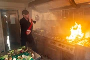 Heidi (Magarita Broich) beobachtet Hans Jürgen (Nikolaus Benda) als Brandlöscher