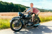 In den Südosten des Freistaats macht sich Stofferl Well diesmal mit seinem Motorrad auf: Burghausen, die größte Stadt im oberbayerischen Landkreis Altötting, liegt an der Salzach, die hier die Grenze zu Österreich bildet.