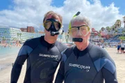 SWR Fernsehen ELSTNERS REISEN: DIE RETTER DER MEERESTIERE, am Freitag (07.04.23) um 20:15 Uhr. Mit Schnorcheln und Tauchausrüstung auf der Suche nach Rochen vor Teneriffa: Tierfilmer Christian Ehrlich, Frank Elstner und Prof. Matthias Reinschmidt.