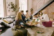 Wer seinen komfortablen Lebensstil und sein grünes Gewissen unter einen Hut bringen will, findet in der fünften Folge der Sketch-Comedy "Kroymann" die Lösung (vl.n.r.: Tina Seydel, Nadine Wrietz, Jasmin Gerat, Maren Kroymann).