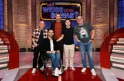 Moderator Kai Pflaume (M.) und seine Rateteam-Kapitäne Bernhard Hoëcker (l.) und Elton (r.) begrüßen in dieser Sendung den Schauspieler und Comedian Tan Caglar (2.v.l.) und den Schauspieler Jascha Rust (2.v.r.). Die beiden sind unter anderem bekannt aus der ARD-Fernsehserie "In aller Freundschaft".