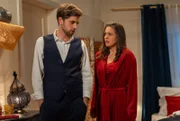 Maxi (Katharina Scheuba, r.) versucht verzweifelt, Henry (Elias Reichert, l.) von der Trennung abzubringen.