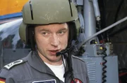 38. Paul (Rainer Sellien) meldet den Hubschrauber wieder einsatzbereit.