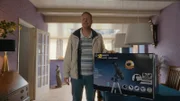 Jan (Ferdi Stofmeel) bringt ein Teleskop als Geschenk für Kees mit nach Hause, aber Kees ist nicht interessiert.