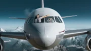 In 9750 Metern Reiseflughöhe und geborstenem Fenster hält nur noch der Sicherheitsgurt den Copiloten an Bord des A319.