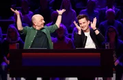 Rateteam-Kapitän Bernhard Hoëcker (l.) mit Fernsehmoderator und Autor Tim Schreder (r.).