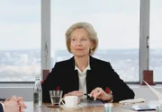 ARD GELD.MACHT.LIEBE, Folge 21, KURSEINBRUCH, Regie Helmut Metzger, am Donnerstag (13.10.11) um 02:35 Uhr im Ersten. Lilo (Gerlinde Locker) kontrolliert im Aufsichtsrat die kriminellen Machenschaften ihres Sohnes.