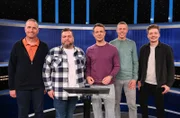 Moderator Alexander Bommes (M.) mit den Kandidaten: Stephan Lehmann (l.), NDR2-Moderator Jens Mahrhold (2.v.l.), Robby Zscheile (2.v.r.) und MDR-Jump-Moderator Chris Löwe (r.).