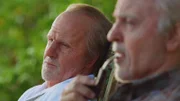 Während Danny (Scott Caan) in Lebensgefahr schwebt und halluziniert, sieht er sich und McGarrett in der Zukunft als zwei alte Männer, die noch immer befreundet sind.