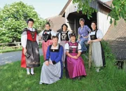 Die Landfrauen: Vorne sitzend: Brigitte Bürgi, Yvonne Bischof; zweite Reihe: rechts Lotti Baumann (Copyright SF / Marion Nitsch)