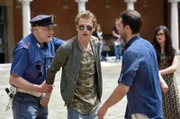 Der gesuchte Roberto Dura (Vincent Krüger) ist mit dem neuen Freund (Tiziano Gaetano, re.) seiner Ex-Freundin in Streit geraten und wird nun von Sergente Vianello (Karl Fischer, li.) festgenommen.
