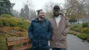 L-R: Calum und Marvin gehen zusammen in einem Park in Großbritannien spazieren und sprechen über ihre Liebe.