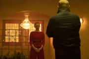 Villanelle (Jodie Comer, l.); Raymond (Adrian Scarborough, r.)