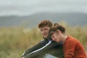 Marianne (Daisy Edgar-Jones) und Connell (Paul Mescal) haben ihre Fehler aus ihrer früheren Beziehung aufgearbeitet. Nun wollen sie versuchen, weiterhin nur Freunde zu sein. Doch tief im Innern wollen die beiden mehr als das.