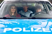 Vor der ersten Einsatzfahrt müssen Marie Gabler (Katharina Wackernagel, l.), Heino Fuss (Sebastian Schwarz, M.) und Jenny Dickel (Eva Bühnen, r.) erst mal klären wer wo im Auto sitzt. Vor der ersten Einsatzfahrt müssen Marie Gabler (Katharina Wackernagel, l.), Heino Fuss (Sebastian Schwarz, M.) und Jenny Dickel (Eva Bühnen, r.) erst mal klären wer wo im Auto sitzt.
