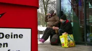 Nachdem Franzi und ihr Freund Leon von Leons Stiefmutter rausgeworfen wurden, leben die beiden auf der Straße. Zu allem Übel hat Leon auch seinen Job verloren. Trotz Franzis Arbeit als Altenpflegerin, haben die beiden kein Dach über dem Kopf