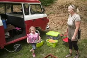 Camping im Oldtimer. Emil und Kerstin campen am Bergwitzsee mit einer echten Rarität: einem Qek Junior, gezogen von einem Barkas. In dem Gespann aus DDR-Zeiten darf Enkelin Lea zum ersten Mal auch ohne ihre Mama übernachten.