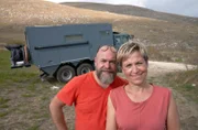 Peter ist leidenschaftlicher Off-Road-Fahrer und möchte mit einem Allrad-Wohnmobil irgendwann die Welt umrunden. Das Paar plant den Bau eines Reisemobils ohne Kompromisse. - (v.r.n.l.) Tanja (45) und Peter (49) aus Ruppichteroth vor ihrem jahrelang umgebauten LKW in den Abruzzen.