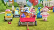 "Disneys Doc McStuffins, Spielzeugärztin", "Hallies Geburtstags-Party / Ein Hai mit Zahnschmerzen." Hallies Geburtstags-Party: Hallie hat gedacht, dass sie zumindest an ihrem Geburtstag nicht so viel arbeiten muss. Doc McStuffins hat jedoch kein Erbarmen. Stapelweise deckt sie Hallie mit Arbeit ein, damit die anderen Zeit haben, heimlich ihre Geburtstagsfeier vorzubereiten.Ein Hai mit Zahnschmerzen: Der Hai Mampfi leidet unter heftigen Zahnschmerzen. Doc McStuffins setzt alles daran, ihm zu helfen. Ihre Freunde hingegen haben großen Respekt vor dem gefährlich anmutenden Hai und wollen ihm nicht zu nahe kommen