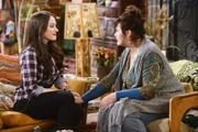Kurz vor der Abreise aus L.A., wo Caroline den Verkauf der Filmrechte an ihrer Lebensgeschichte unter Dach und Fach gebracht hat, wird Max (Kat Dennings, l.) von Randy verlassen. Kann die Heilerin Audra (Deborah Theaker, r.) sie von ihrem Schmerz befreien?