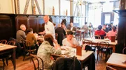 Das „Steakhouse Peter Luger“ im Brooklyner Stadtteil Williamsburg hat sich die altmodische Atmosphäre einer deutschen Bierstube bewahrt, die an die Beefsteak-Partys im 19. Jahrhundert erinnert.