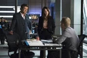 Versuchen alles, um Dennis Abbott vor der Rache von Bill Peterson zu bewahren: Jane (Simon Baker, r.), Lisbon (Robin Tunney, M.) und Jason (Joe Adler, l.) ...
