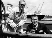 Im Hamburger Hafen geraten Waffenhändler Müller (Werner Bruhns, links) und sein Helfer Bruno (Günther Lamprecht) in einen Schusswechsel mit Rivalen.