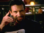 Ein geheimnisvoller Fremder (Brian Stokes Mitchell) bringt das Blut der Pathologin in Wallung.