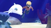 Delfin Zoom (l.) und Yann (r.) suchen im Meer nach der wertvollen Teomari-Perle. Ohne diese kann Timeti nicht zur offiziellen Assistentin des Schamanen Ramana ernannt werden.