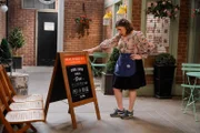 Kat (Mayim Bialik)