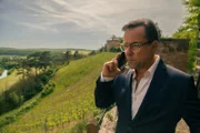 Joachim Vernau telefoniert mit seinem Handy.