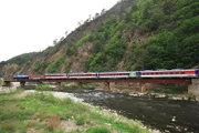 Ein Korailtrain unterwegs im Gebirge.