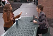 Poppy Banks (Kimrie Lewis, l.); Angie D'Amato (Leighton Meester, r.)