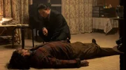 Sato (Shô Kasamatsu, re.) mit der Leiche des Waffendealers Ota (Takao Kin).