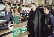 Yasmin (Burcu Dal, r.) und Gregor Ehrenberg (Dieter Pfaff, 2.v.r.) sprechen mit Gemüsehändler Gerd Wohlfahrt (Hans Martin Stier, l.) und dessen Frau Ellen (Beata Lehmann, 2.v.l.) über die Schließung von Biesens Laden. Gerd Wohlfahrt (Hans Martin Stier, 2.v.r.). Zwischen den Freunden herrscht dicke Luft.