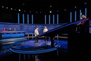 ARD GEFRAGT - GEJAGT FOLGE 856, "Alexander Bommes präsentiert beliebtes Quizformat", am Dienstag (27.05.25) um 18:00 Uhr im ERSTEN. Moderator Alexander Bommes (M.r.) mit den Kandidat:innen: Dominik Hartmann (M.l.), Karin Glaubitz (l), Alexander Völker (2.v.l.) und Andrea Türk (3.v.l.). Sowie dem Jäger Sebastian Klussmann (r.).
