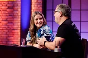 Rateteam-Kapitän Elton (r.) mit der Fernsehmoderatorin und Autorin Jennifer Sieglar (l.).