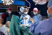 Prof. Patzelt (Marijam Agischewa, 2.v.r. mit Komparsin, r.) und Emma Jahn (Elisa Agbaglah, M.) operieren Jana Becker (Katrin Jaehne, 2.v.l. mit Komparse), die einen Mehrfachbruch am Arm hat.